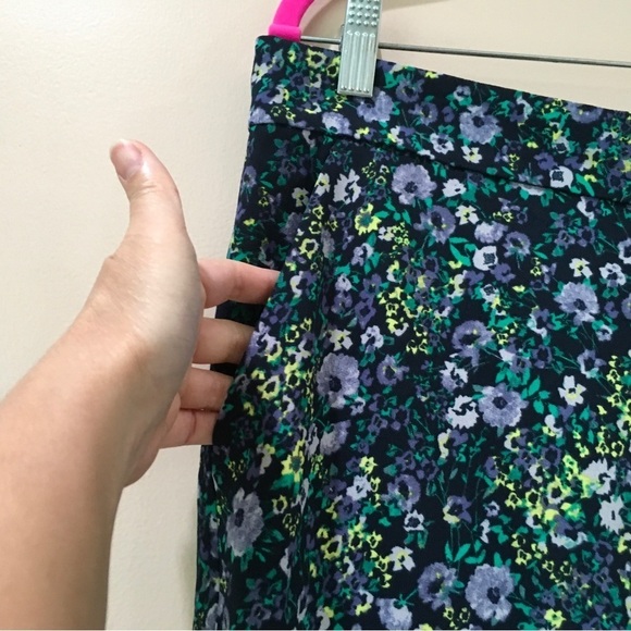 LOFT Mid Rise Wide Leg Crop Pants - Picture 4 of 6